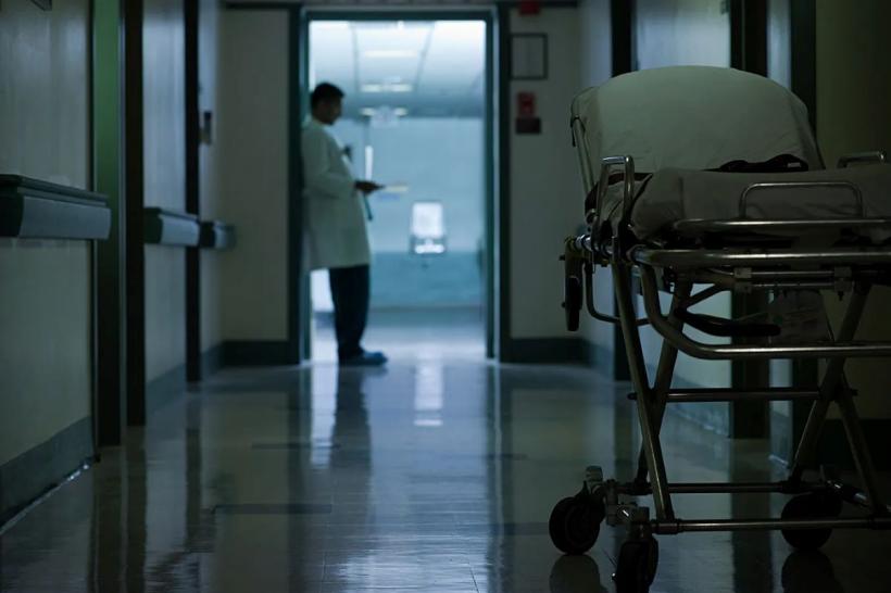 Fenomenul medicilor bătuți schimbă regulile de vizitare a bolnavilor