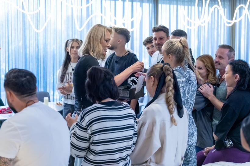 În această seară, la Power Couple, revin în vilă cuplurile eliminate pe parcursul competiției cu surprize pentru cei rămași în show! 18995962