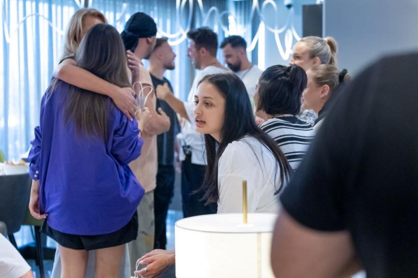 În această seară, la Power Couple, revin în vilă cuplurile eliminate pe parcursul competiției cu surprize pentru cei rămași în show! 18995964