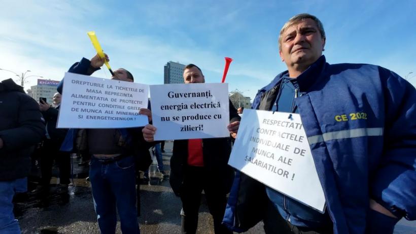 Mii de bugetari și-ar putea recupera în instanță drepturile tăiate de Guvern