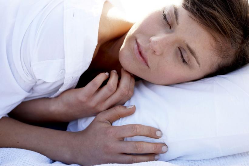 Sunetele care îți pot activa mintea în somn: cum pot visele lucide să ajute la rezolvarea problemelor complexe