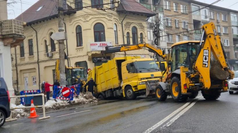 O mașină de gunoi s-a scufundat într-o groapă. Accidentul s-a produs în centrul orașului Galați