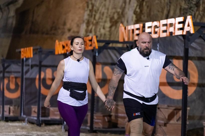 În această seară, sezonul 3 Power Couple își va găsi perechea câștigătoare! Trei echipe vor lupta, până la epuizare, într-o probă incredibilă 18996335