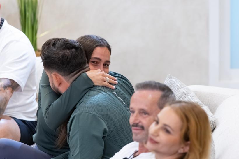 În această seară, sezonul 3 Power Couple își va găsi perechea câștigătoare! Trei echipe vor lupta, până la epuizare, într-o probă incredibilă 18996337