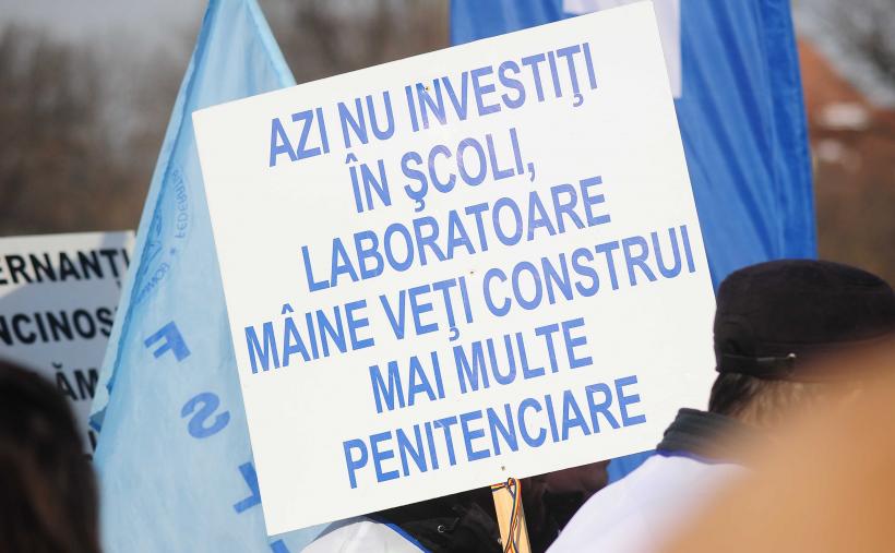 Sindicalişti din educaţie şi studenţi protestează în faţa Palatului Cotroceni 18996351