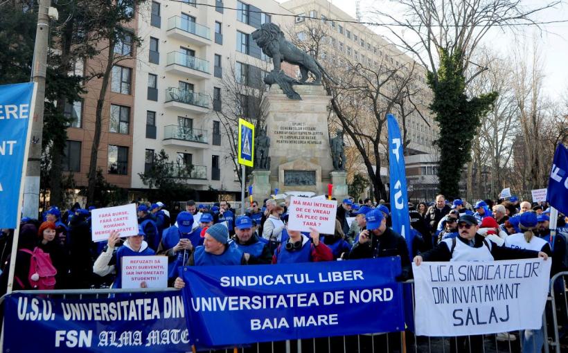 Sindicalişti din educaţie şi studenţi protestează în faţa Palatului Cotroceni 18996419