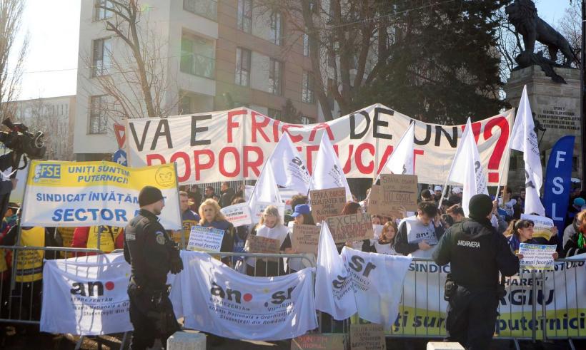 Sindicalişti din educaţie şi studenţi protestează în faţa Palatului Cotroceni 18996420