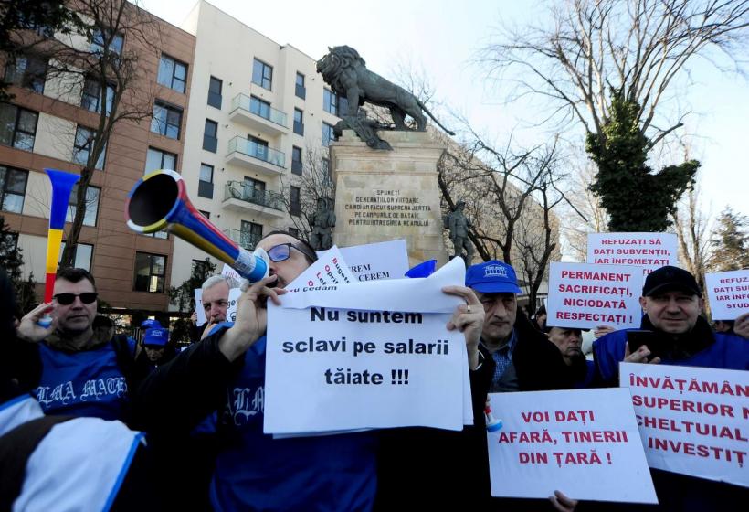 Sindicalişti din educaţie şi studenţi protestează în faţa Palatului Cotroceni 18996421