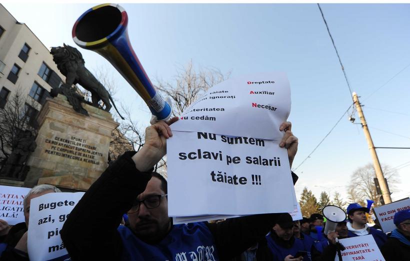 Sindicalişti din educaţie şi studenţi protestează în faţa Palatului Cotroceni 18996422