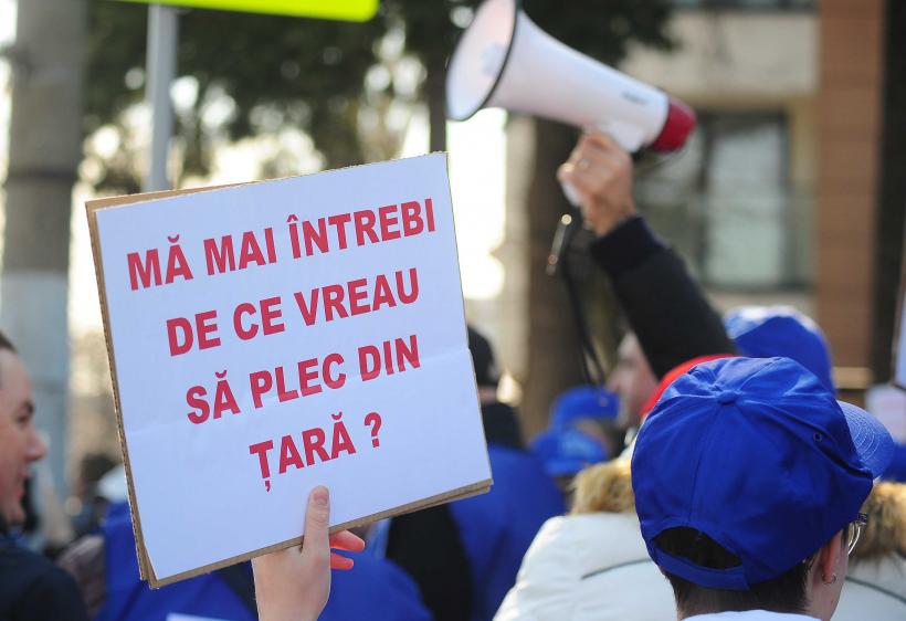 Sindicalişti din educaţie şi studenţi protestează în faţa Palatului Cotroceni 18996424