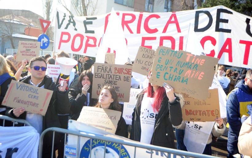 Sindicalişti din educaţie şi studenţi protestează în faţa Palatului Cotroceni 18996426