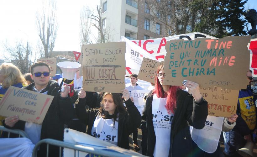 Sindicalişti din educaţie şi studenţi protestează în faţa Palatului Cotroceni 18996427