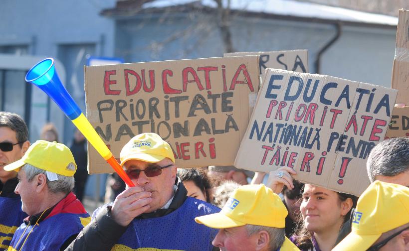 Sindicalişti din educaţie şi studenţi protestează în faţa Palatului Cotroceni 18996428