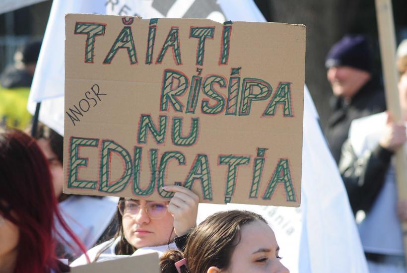 Sindicalişti din educaţie şi studenţi protestează în faţa Palatului Cotroceni 18996430