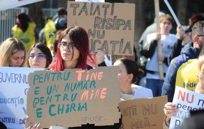 Sindicalişti din educaţie şi studenţi protestează în faţa Palatului Cotroceni 18996431