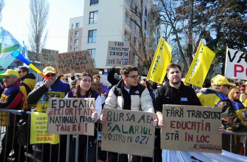 Sindicalişti din educaţie şi studenţi protestează în faţa Palatului Cotroceni 18996433