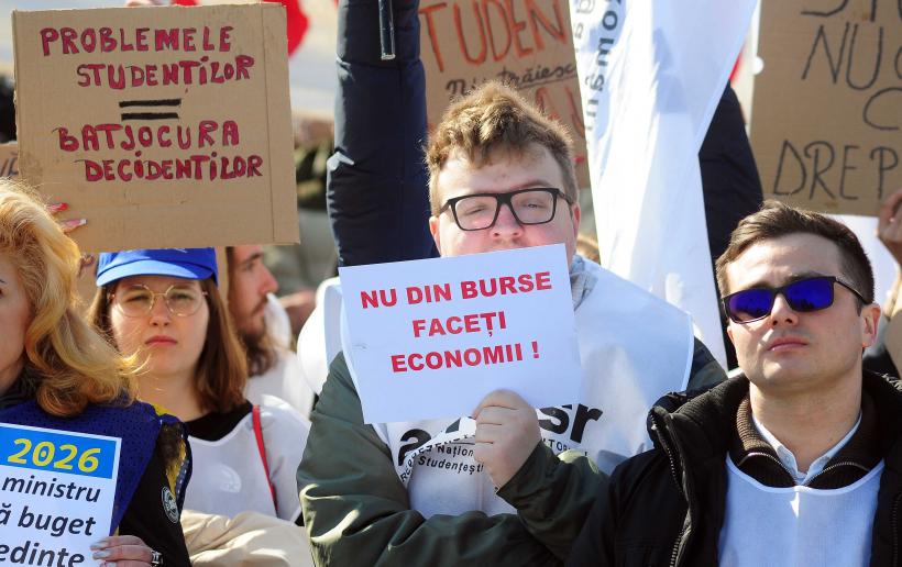 Sindicalişti din educaţie şi studenţi protestează în faţa Palatului Cotroceni 18996434