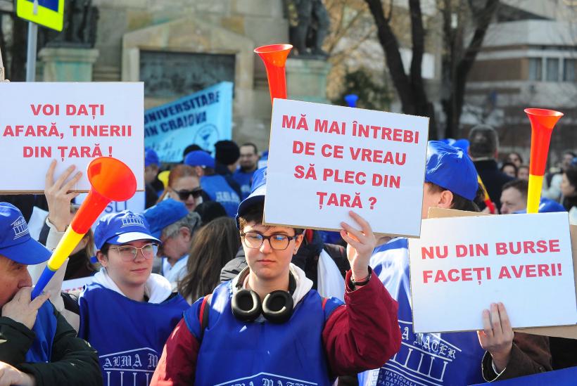 Sindicalişti din educaţie şi studenţi protestează în faţa Palatului Cotroceni 18996435