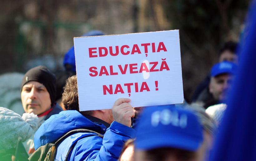 Sindicalişti din educaţie şi studenţi protestează în faţa Palatului Cotroceni 18996437