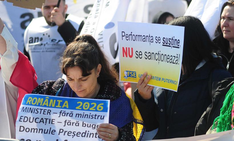 Sindicalişti din educaţie şi studenţi protestează în faţa Palatului Cotroceni 18996438