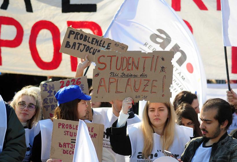 Sindicalişti din educaţie şi studenţi protestează în faţa Palatului Cotroceni 18996439