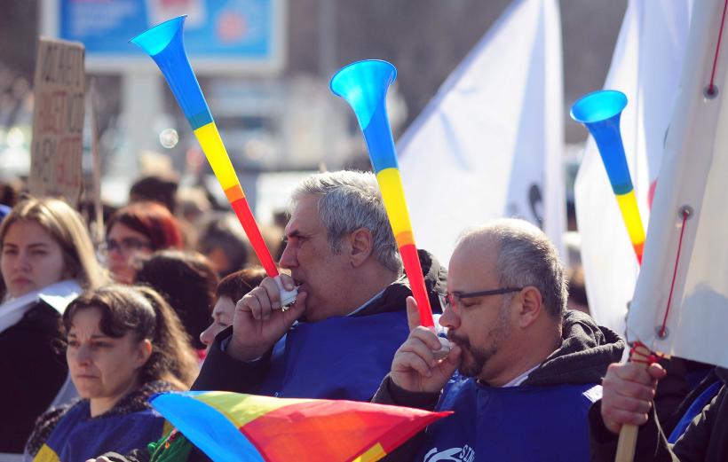 Sindicalişti din educaţie şi studenţi protestează în faţa Palatului Cotroceni 18996440