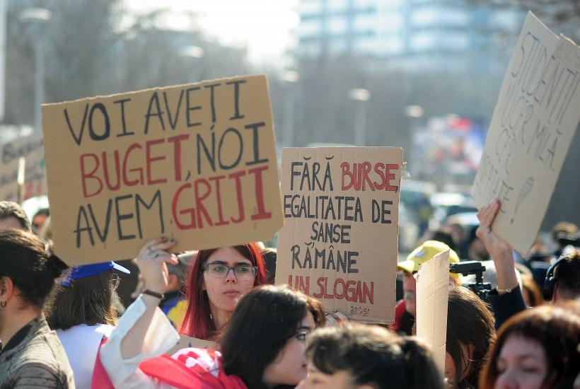 Sindicalişti din educaţie şi studenţi protestează în faţa Palatului Cotroceni 18996442