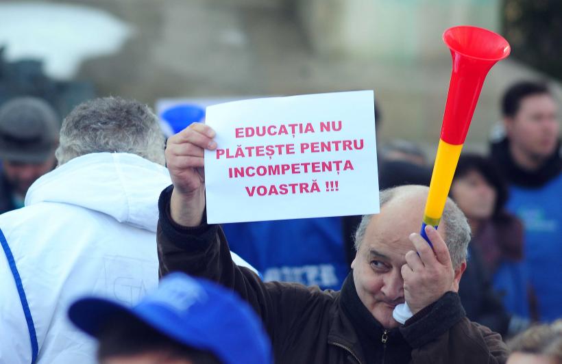 Sindicalişti din educaţie şi studenţi protestează în faţa Palatului Cotroceni 18996445