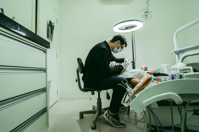 Cele mai frecvente 4 greșeli pe care le facem înainte să mergem la dentist și care pot înrăutăți situația