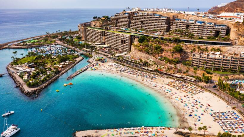 Invazie de lăcuste într-o populară regiune turistică, frecventată de numeroși români 18996521