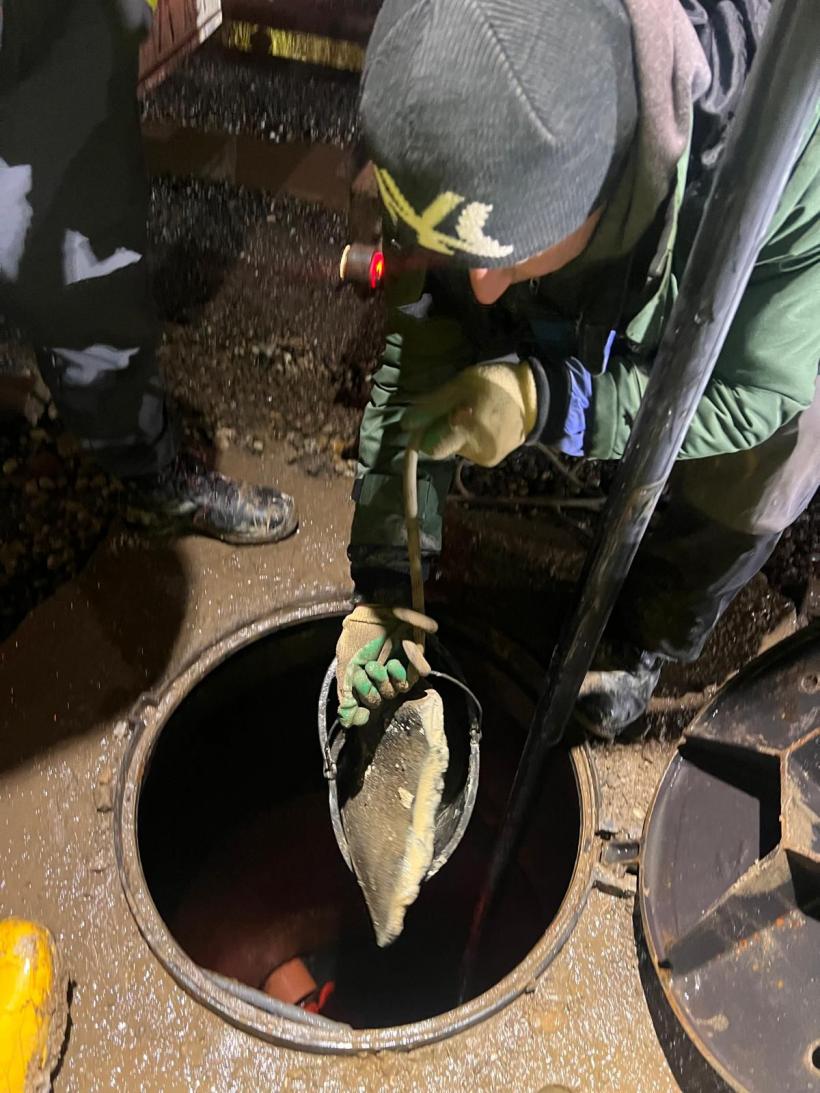 Canalizarea, coșul de gunoi al românilor. Ce au putut să scoată din rețeaua publică echipele de intervenție din Ilfov 18996696