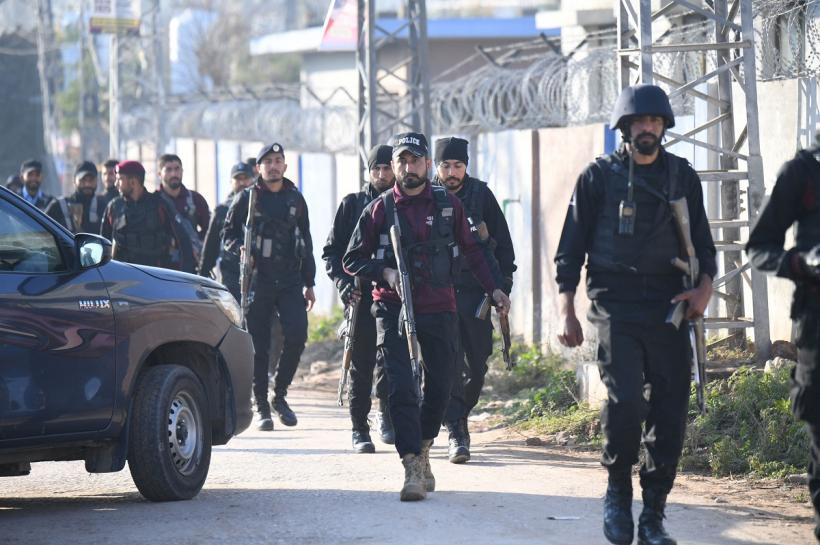 Război: Pakistan atacă Afganistanul!