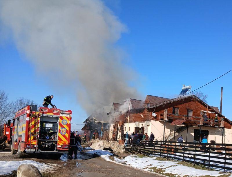 Incendiu la restaurantul unei pensiuni din Bacău. Focul a cuprins acoperișul