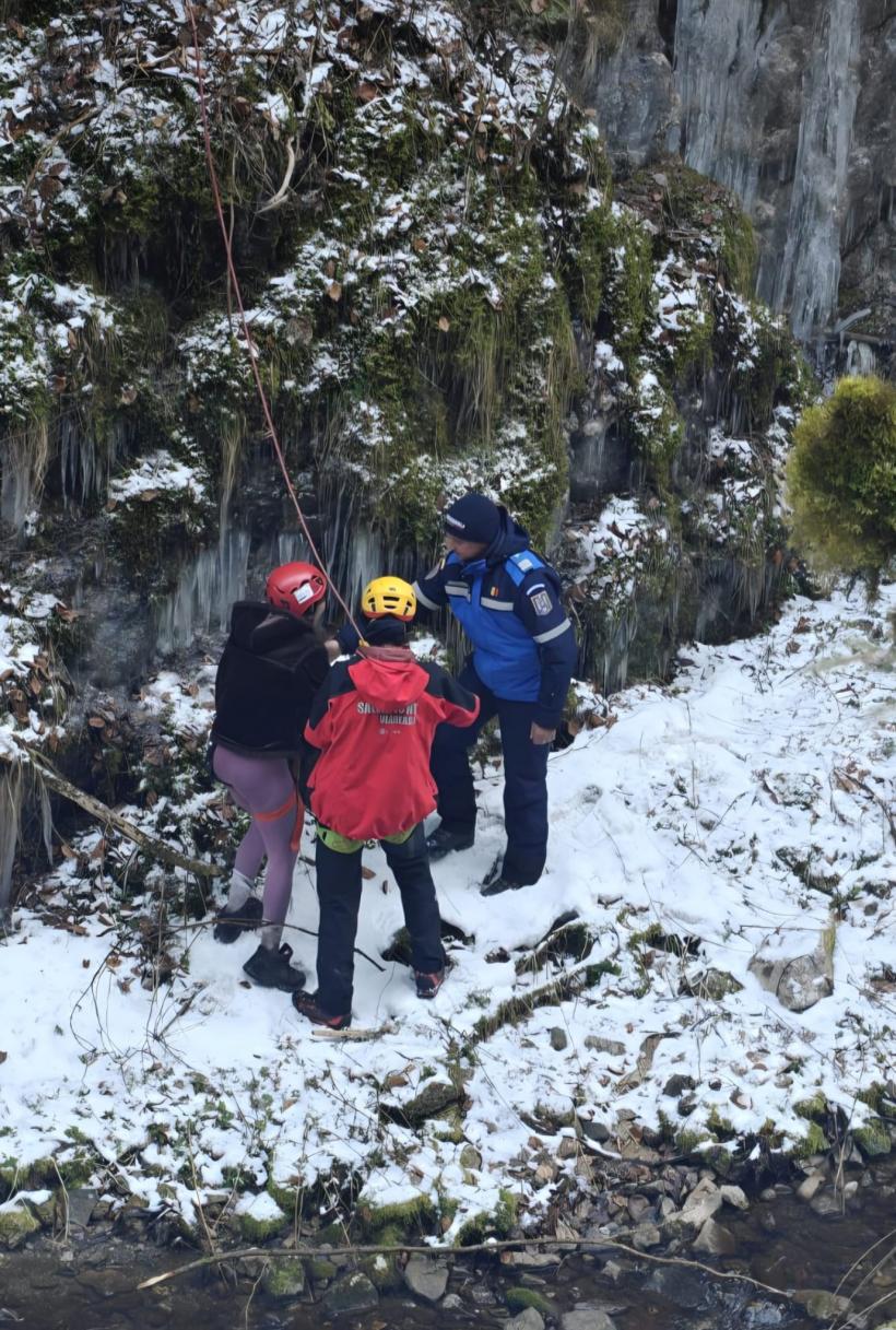 Turiști francezi, blocați pe o stâncă, în Munții Apuseni