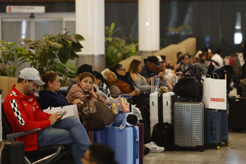 Peste 1.000 de români, blocați în zona de conflict. Repatrierea, imposibilă acum. Tarom organizează curse speciale pe Egipt