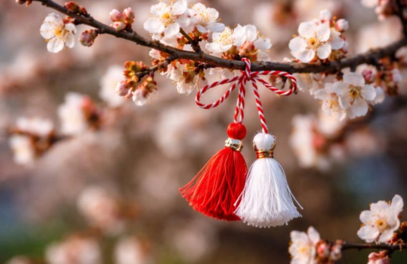 Mărțișorul și începutul primăverii: tradițiile românilor de 1 Martie, de la mărțișor la babe