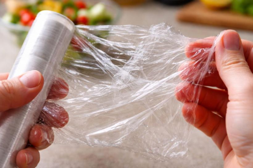 Trucul din bucătărie pe care puțini îl știu: Folia transparentă nu se mai lipește dacă o păstrezi aici