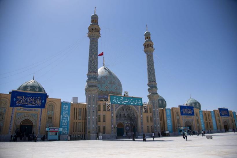 Iranul a ridicat steagul roșu pe Moscheea Jamkaran: Mesajul dur din orașul sfânt Qom