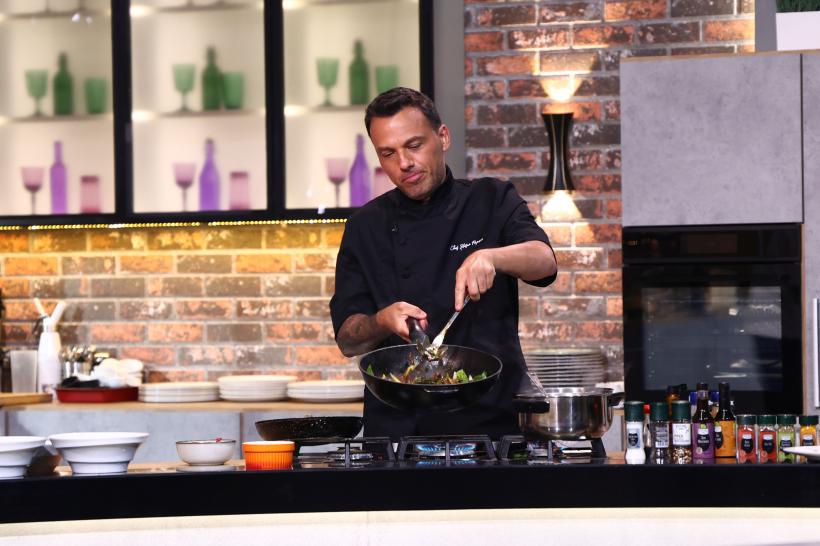 Diseară, de la 20:30, la Antena 1 urmează premiera sezonului 17 Chefi la cuțite. Jurații gătesc în casă nouă, iar Raluca Bădulescu vine la degustarea primei amulete 18997093