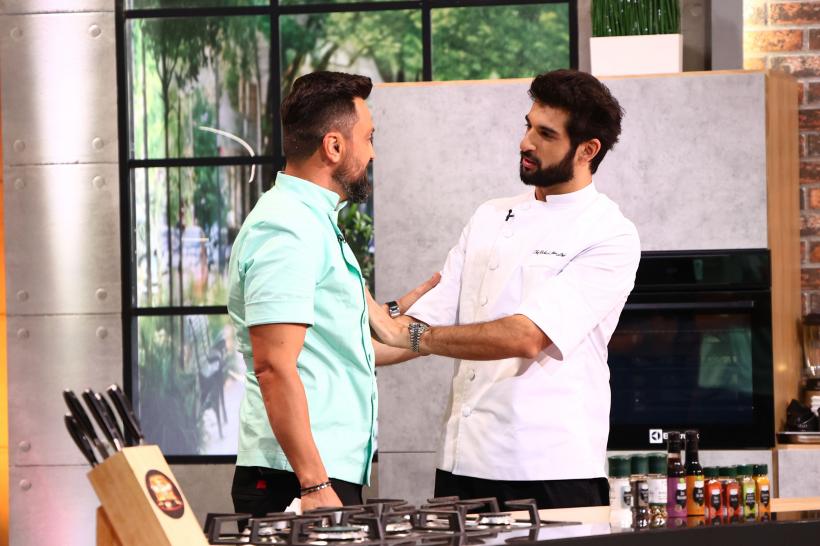 Diseară, de la 20:30, la Antena 1 urmează premiera sezonului 17 Chefi la cuțite. Jurații gătesc în casă nouă, iar Raluca Bădulescu vine la degustarea primei amulete 18997096
