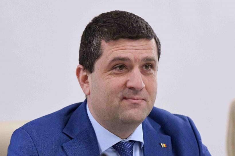 Familia fostului polițist Salvador Caragea, protejatul USR, a închiriat, în ultimii ani, toalete și lavoare pentru instituțiile statului din Gorj 18997006