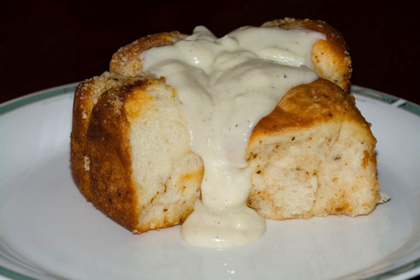 Desert unguresc: Rețetă de Aranygaluska. Aluat moale, nucă și sos de vanilie