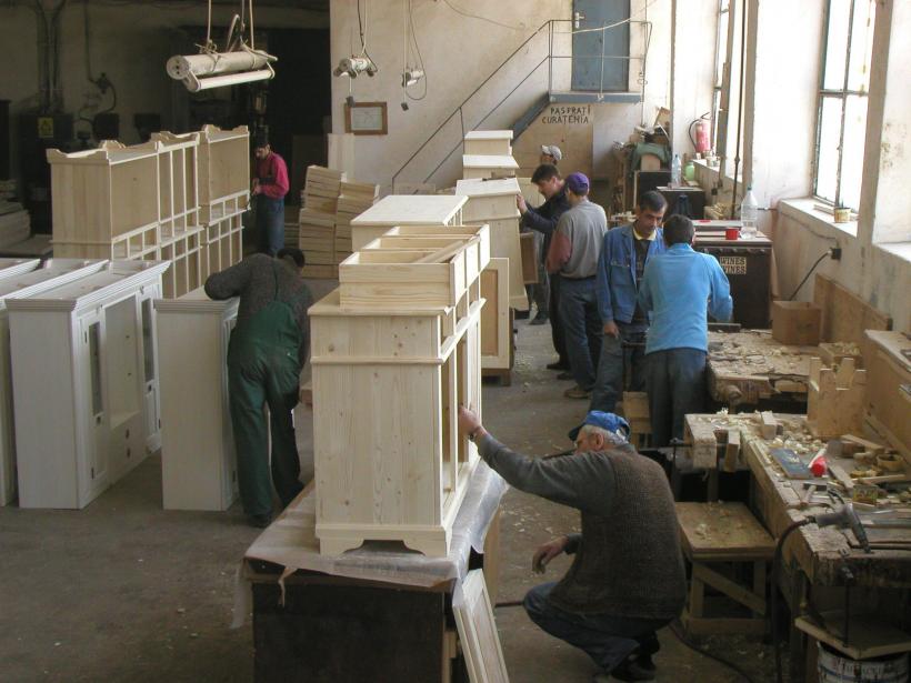 Mobila românească, în pericol: Criza consumului și concurența străină reduc producția