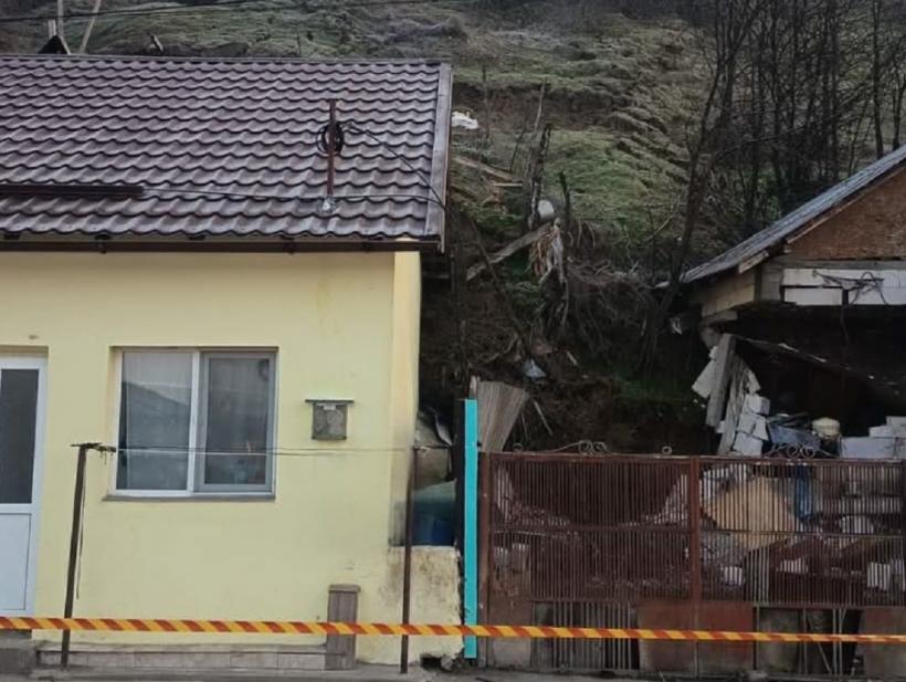 Alunecare de terene în Slatina. Șapte locuințe afectate și 25 de persoane evacuate