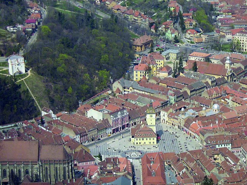 Scriitoarea Simona Antonescu, despre supraviețuirea românilor la porțile cetății Brașov: „Biserica, școala și breslele românilor au funcționat ca o cetate invizibilă”