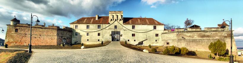 Scriitoarea Simona Antonescu, despre supraviețuirea românilor la porțile cetății Brașov: „Biserica, școala și breslele românilor au funcționat ca o cetate invizibilă” 18997344