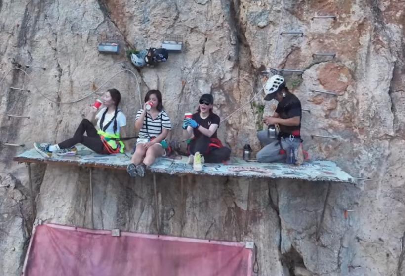 Cea mai periculoasă cafenea din lume? Clienții își beau cafeaua atârnați de o stâncă 