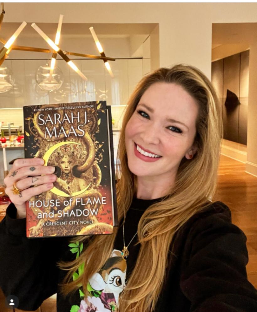 Scriitoarea Sarah J. Maas anunţă două noi romane din seria „A Court of Thorns and Roses”
