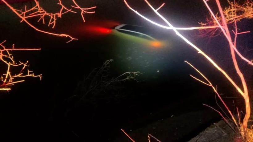 Un șofer a sărit cu mașina în apă de pe Splaiul Unirii – Glina