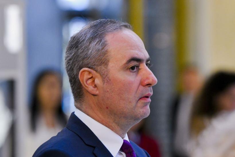 Ministrul Finanțelor, Alexandru Nazare, implicat într-un accident în București: n-a dat prioritate unei mașini de ridesharing și doi pasageri au ajuns la spital